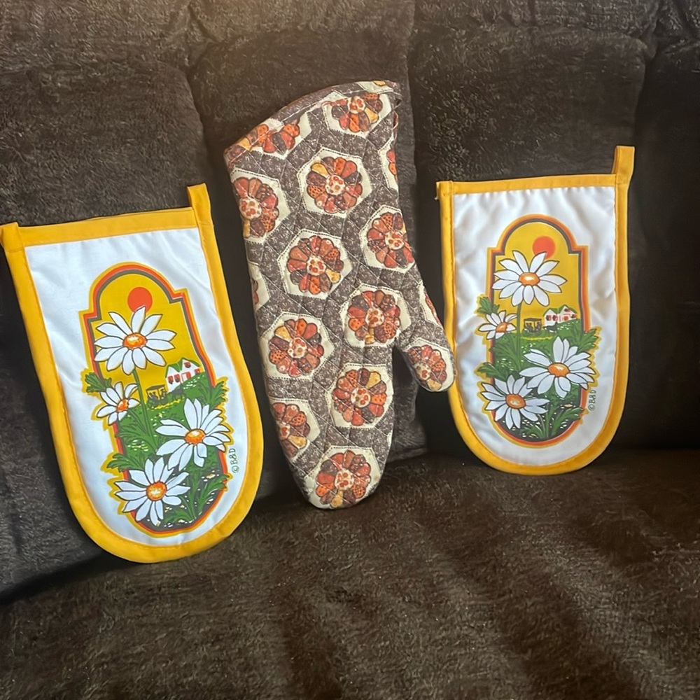 NWOT: Vintage MCM 70’s Floral MCM Oven/Range 3 Piece Set: 2 Mitts And Pot Holder